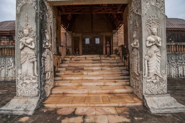 Thailand North Chiang Rai Inn Hot Springs in the construction of the "Cambodia Angkor Wat" -type hot spring hotel — Stock Photo, Image