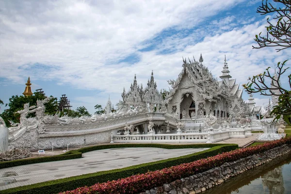 El templo blanco de Taibei Chiang Rai también se conoce como: Templo largo de Kun, templo de Emmanuel o templo blanco del dragón (Wat Rong Khun ) — Foto de Stock