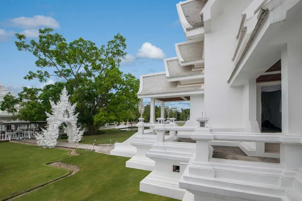 El templo blanco de Taibei Chiang Rai también se conoce como: Templo largo de Kun, templo de Emmanuel o templo blanco del dragón (Wat Rong Khun ) —  Fotos de Stock