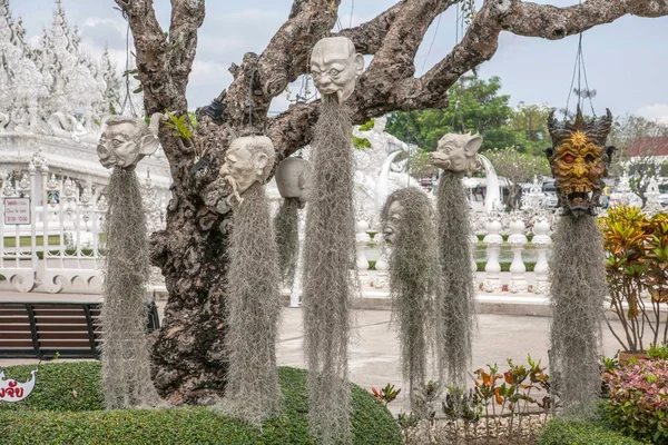 挂在树上的各种恶魔的台北清莱白寺 — 图库照片