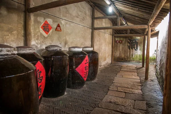 Цзясин Учжэнь Восточные ворота три завода белых спиртных напитков — стоковое фото