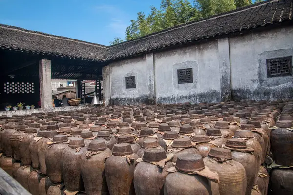 Jiaxing Wuzhen East Gate tres fábrica de licor blanco —  Fotos de Stock