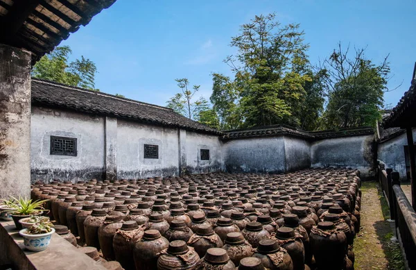 Jiaxing Wuzhen východní brány tři bílé likér továrna — Stock fotografie