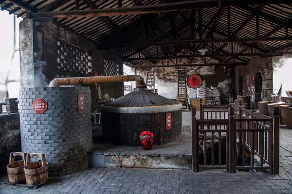 Jiaxing Wuzhen východní brány tři bílé likér továrna — Stock fotografie