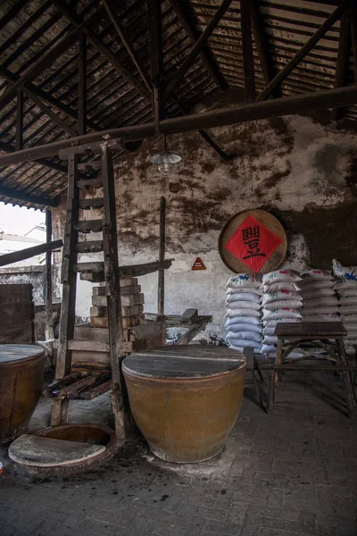 Jiaxing Wuzhen Oostpoort drie witte liquor fabriek — Stockfoto