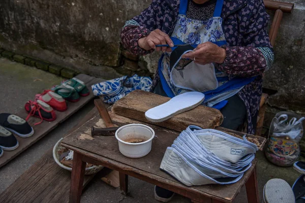 古い手作り布メラルーカ靴の浙江省嘉興烏鎮東のゲート — ストック写真