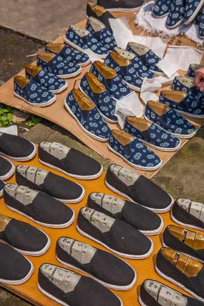 Zhejiang Jiaxing Wuzhen East Gate de los viejos zapatos hechos a mano de tela Melaleuca — Foto de Stock