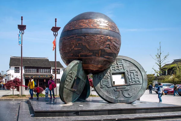 Luzhi Town, město Su-čou, "tři mince" sochařství — Stock fotografie