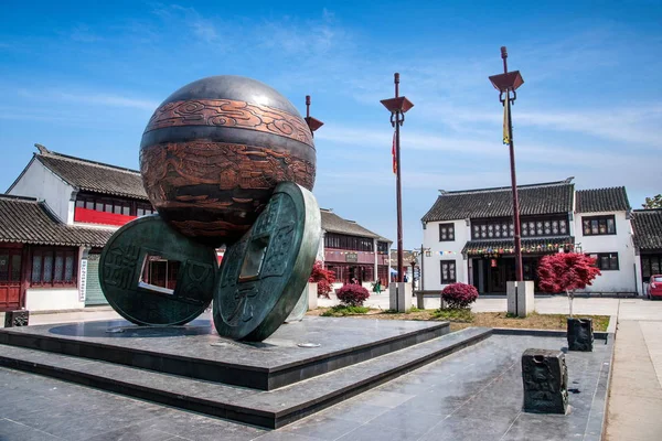 Luzhi Stadt, Suzhou Stadt, Skulptur "Drei Münzen" — Stockfoto