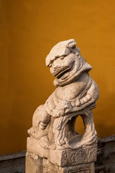 Suzhou şehir Luzhi Antik şehir, Paul tapınak önünde bir çift aslan — Stok fotoğraf