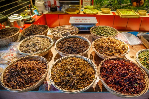 Suzhou Cidade Luzhi cidade comercial rua pequena comida — Fotografia de Stock