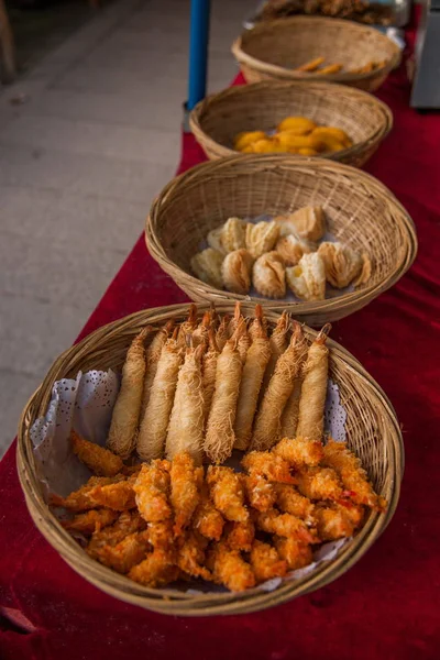 Suzhou Cidade Luzhi cidade comercial rua pequena comida — Fotografia de Stock