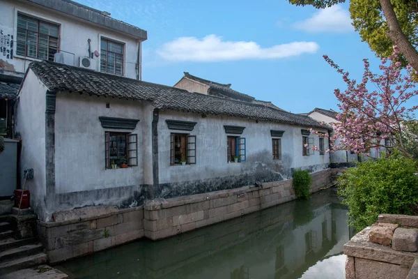 Ciudad de Suzhou Luzhi ciudad puentes personas — Foto de Stock