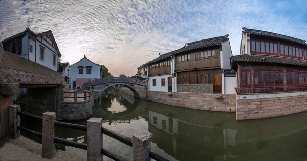 Suzhou City Luzhi stad överbryggar personer — Stockfoto