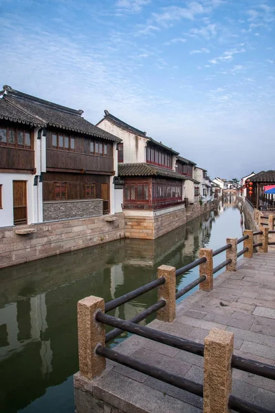 Suzhou şehir Luzhi şehir insanlar arasında köprü — Stok fotoğraf