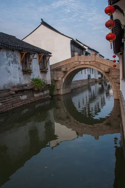 Cidade de Suzhou Luzhi cidade pontes pessoas — Fotografia de Stock