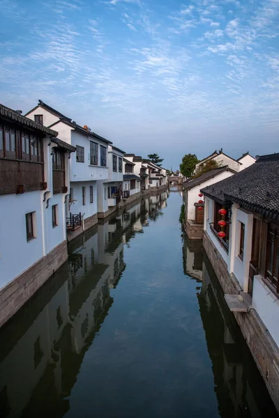 Suzhou City Luzhi stad bruggen mensen — Stockfoto