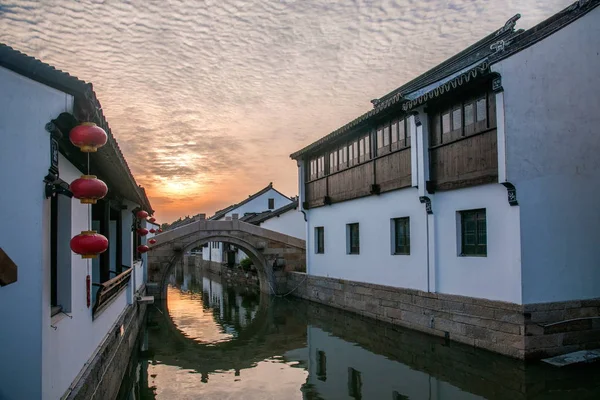 Suzhou şehir Luzhi şehir insanlar arasında köprü — Stok fotoğraf