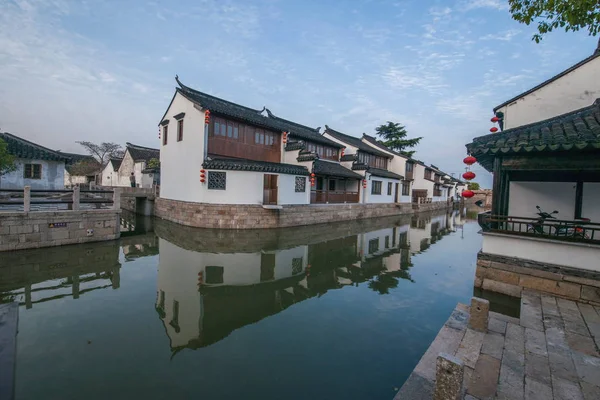 Ciudad de Suzhou Luzhi ciudad puentes personas — Foto de Stock