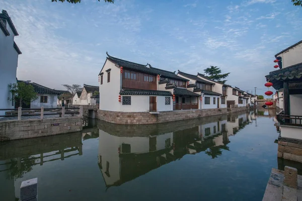 Ciudad de Suzhou Luzhi ciudad puentes personas — Foto de Stock