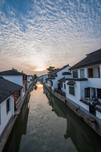 Suzhou City Luzhi stad bruggen mensen — Stockfoto