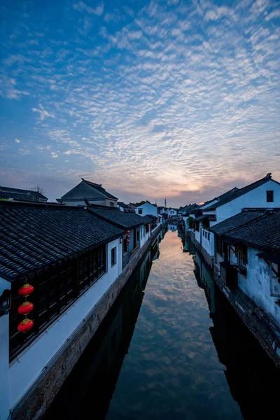 Ciudad de Suzhou Luzhi ciudad puentes personas — Foto de Stock