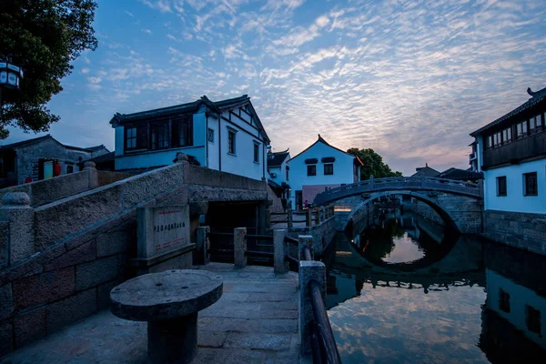 Suzhou City Luzhi town bridges people — Stock Photo, Image
