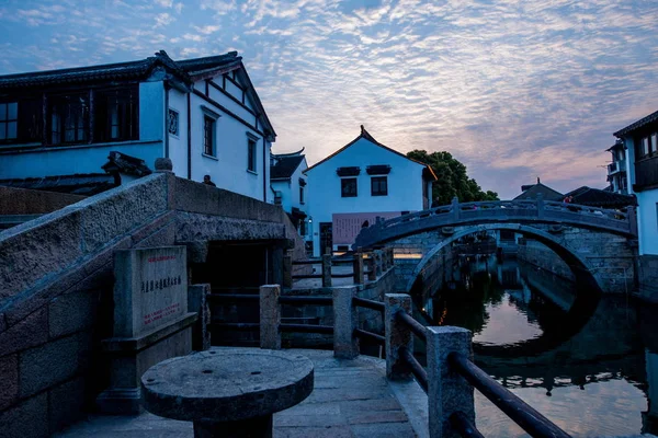 Cidade de Suzhou Luzhi cidade pontes pessoas — Fotografia de Stock