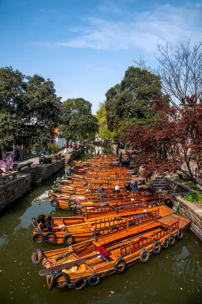 Ville de Wujiang avec l'ancienne ville de petits ponts gens — Photo