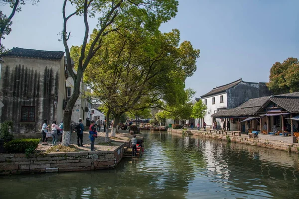 Wujiang město s starobylé město malé mosty lidí — Stock fotografie