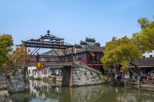 Ville de Wujiang avec l'ancienne ville de petits ponts gens — Photo