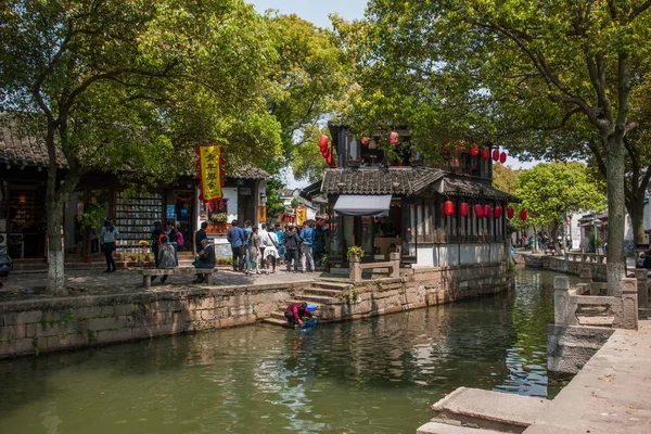 Wujiang město s starobylé město malé mosty lidí — Stock fotografie