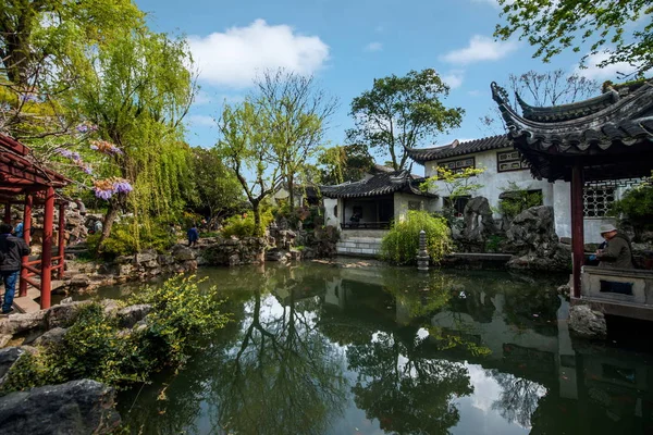 Suzhou klasické zahrada přicestoval/a do zahrady zahradní waterside — Stock fotografie
