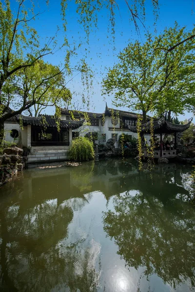 Jardín clásico de Suzhou para permanecer jardín junto al agua — Foto de Stock