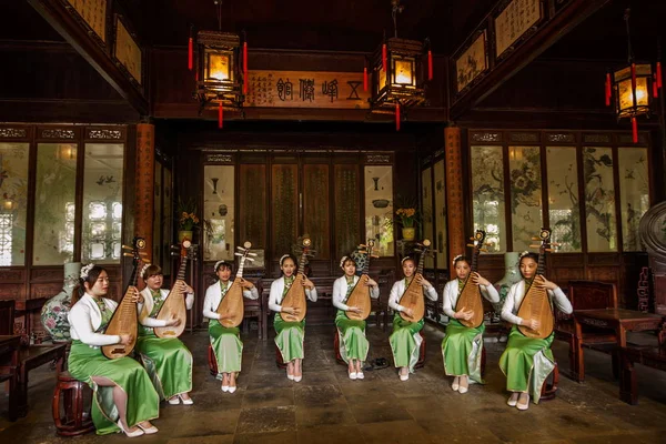 Suzhou jardin classique pour rester dans le parc spectacle performance bombe — Photo
