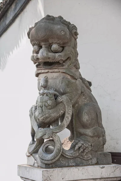 Suzhou cavou o parque fora da frente de um par de leões — Fotografia de Stock