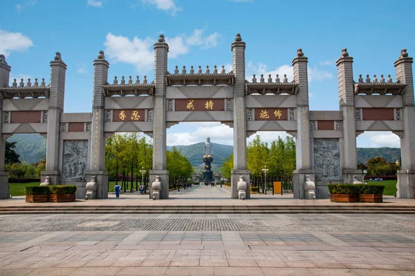 Wuxi Lingshan big Buddha malowniczej okolicy Lingshan Buddy Budda Bodhi Avenue arch — Zdjęcie stockowe