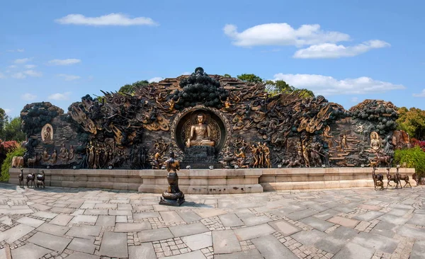 Wuxi Lingshan big Buddha scenic oblast "dolů magic na silnici" rozsáhlé Měděná socha — Stock fotografie