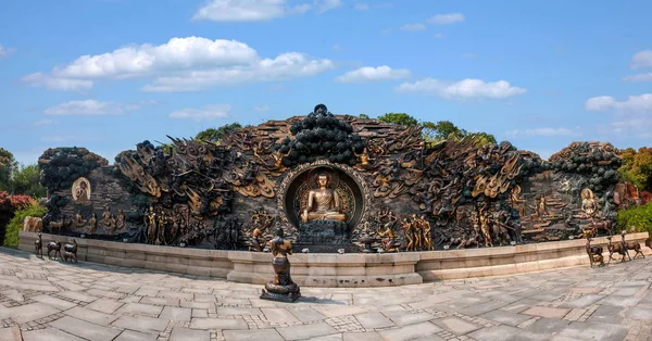 Wuxi Lingshan большой Будда живописной области "вниз магия на дорогу" крупномасштабной медной скульптуры — стоковое фото