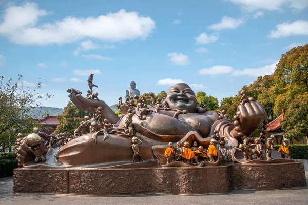 Wuxi Lingshan grande punto panoramico Buddha "Baizi giocare Maitreya" grande scultura in bronzo — Foto Stock