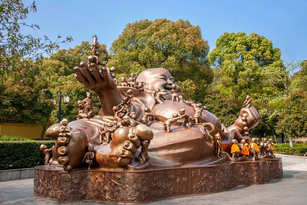 Wuxi Lingshan big Buddha natursköna plats "Catarina spela Maitreya" stor bronsskulptur — Stockfoto