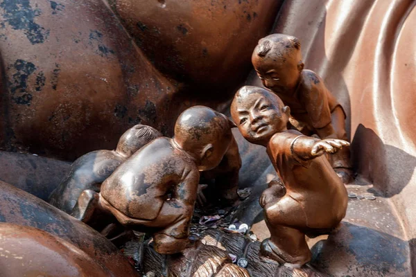 Wuxi Lingshan grande punto panoramico Buddha "Baizi giocare Maitreya" grande scultura in bronzo — Foto Stock