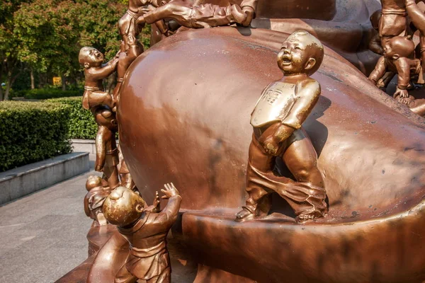 Wuxi Lingshan big Buddha schilderachtige plek "Baizi play Maitreya" groot bronzen beeld — Stockfoto