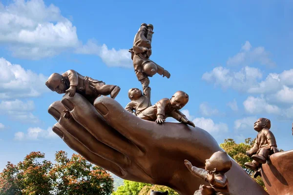 Wuxi Lingshan big Buddha scenic spot "Baizi play Maitreya" large bronze sculpture — Stock Photo, Image