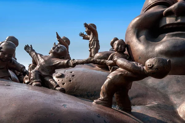 Wuxi Lingshan velký Buddha vyhlídkové místo "A hrát Maitreyi" velké bronzová socha — Stock fotografie