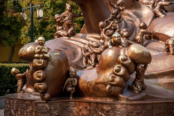 Wuxi Lingshan big Buddha schilderachtige plek "Baizi play Maitreya" groot bronzen beeld — Stockfoto