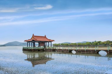 Wuxi Taihu Li Yuan yoğuşma bahar Kulesi ve göl köşk