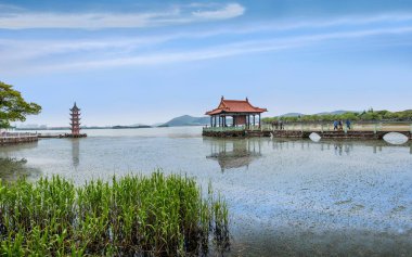 Wuxi Taihu Li Yuan yoğuşma bahar Kulesi ve göl köşk
