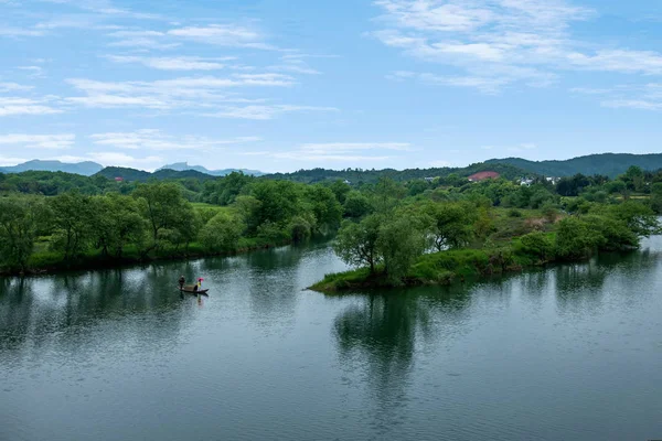 Jiangxi Wuyuan Moon Bay paraply flicka — Stockfoto