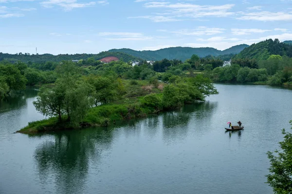 Jiangxi Wuyuan Moon Bay paraply flicka — Stockfoto